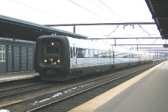 Ic3 trainset MFA 5009/MFB 5209 (named Torsten) photographed at the railwaystation in Odense 17. March 2006.  The Ic3 was built by ABB Scandia in Denmark. Each unit consists of 3 coaches. Built in a number of 92 trainsets. The trainsets were put in service in 1989 - 1998. 4 diesel engines of 294 kW per trainset. Max speed 180 km/h - 112 mph. Length 58 800 mm. Weight 97 metric tonnes. 16 seats 1st class, 128 seats 2nd class. Up to 5 trainsets can be put together. The MFA 5003/MFB 5203 was put in service in 1990.