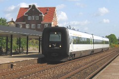 Ic3 trainset MFA 5004/MFB 5204 (named Niels Ebbesen) photographed at the railwaystation in Langå 19. May 2007. The Ic3 was built by ABB Scandia in Denmark. Each unit consists of 3 coaches. Built in a number of 92 trainsets. The trainsets were put in service in 1989 - 1998. 4 diesel engines of 294 kW per trainset. Max speed 180 km/h - 112 mph. Length 58 800 mm. Weight 97 metric tonnes. 16 seats 1st class, 128 seats 2nd class. Up to 5 trainsets can be put together. The MFA 5004/MFB 5204 was put in service in 1989.