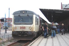 DSB MR 4062/MRD 4262 photographed at the railwaystation in Holstebro 21. October 2005. The MR class was purchased from 1981 to 1985 in a number of 97. The MR class was purchased from 1978 to 1985 in a number of 98. The first 30 of the MR class were built by Uerdingen in Germany, the rest of the MR class and all of the MRD class were built by Scandia in Denmark. Dieselhydraulic Deutz engine. 325 hp. Max speed 120 km/h - 75 mph. Length each unit 22 335 mm. Weight 34,5 metric tonnes. One trainset consists of two units. Renovated in 1995 - 1997. Increased max. speed to 130 km/h - 81 mph. MR 4062 was put in service in 1979 - MRD 4262 was put in service in 1983. This trainset was in the period from 2003 to 2005 leased by Arriva.