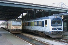 DSB MR 4006/MRD 4206 and DSB MR 4020/MRD 4220 photographed at the railway station in Fredericia 26. December 2005.  The MR class was purchased from 1981 to 1985 in a number of 97. The MR class was purchased from 1978 to 1985 in a number of 98. The first 30 of the MR class were built by Uerdingen in Germany, the rest of the MR class and all of the MRD class were built by Scandia in Denmark. Dieselhydraulic Deutz engine. 325 hp. Max speed 120 km/h - 75 mph. Length each unit 22 335 mm. Weight 34,5 metric tonnes. One trainset consists of two units. Renovated in 1995 - 1997. Increased max. speed to 130 km/h - 81 mph. MR 4006 and MR 4020 were put in service in 1978 - MRD 4206 and MRD 4220 were put in service in 1982.