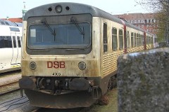 DSB MR 4005/MRD 4205 photographed in Århus 7. May 2006.  The MR class was purchased from 1981 to 1985 in a number of 97. The MR class was purchased from 1978 to 1985 in a number of 98. The first 30 of the MR class were built by Uerdingen in Germany, the rest of the MR class and all of the MRD class were built by Scandia in Denmark. Dieselhydraulic Deutz engine. 325 hp. Max speed 120 km/h - 75 mph. Length each unit 22 335 mm. Weight 34,5 metric tonnes. One trainset consists of two units. Renovated in 1995 - 1997. Increased max. speed to 130 km/h - 81 mph. MR 4005 was put in service in 1978 - MRD 4205 was put in service in 1982.
