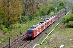 DB 425 003-1, Magdeburg in der nahe von dem Wasserkreuz Mittellandkanal / Elbe, 28. April 2015