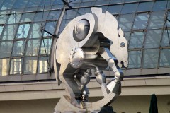Die Skulptur Rolling Horse, Berlin Hauptbahnhof, Ausgang Invalidenstrasse, 3. April 2015