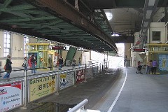 Wuppertal Hauptbahnhof, Schwebebahn, 20. April 2006