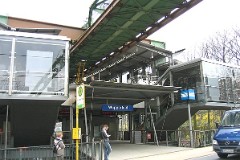 Wuppertal, Wupperfeld, Schwebebahn, 20. April 2006