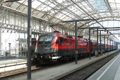 ÔBB RailJet 1116 241-1, Salzburg Hauptbahnhof, 24. July 2014.  These Locomotves are a modification of the Siemens built class/baureihe 152 from Deutsche Bahn. These locomotives are fitted with a dual-frequency system, allowing them to be used not only in Austria, Germany and Switzerland, but also in Hungary, czech Republic and Slovakia.