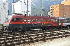 ÔBB RailJet 1116 200-5, Innsbruck Hauptbahnhof, 20. July 2007.  These Locomotves are a modification of the Siemens built class/baureihe 152 from Deutsche Bahn. These locomotives are fitted with a dual-frequency system, allowing them to be used not only in Austria, Germany and Switzerland, but also in Hungary, czech Republic and Slovakia.