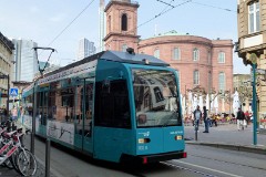 R-Wagen der VGF, Frankfurt am Main, Pauls Platz (Paulskirche), 2. April 2016. Baujahr der R-Wagen 1993 bis 1997. Hersteller: Duewag/Siemens.