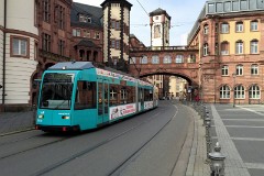 R-Wagen der VGF, Frankfurt am Main, Bethmannsstraße (Frankfurt Stadt Standesamt), 2. April 2016. Baujahr der R-Wagen 1993 bis 1997. Hersteller: Duewag/Siemens.