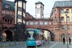 S-Wagen der VGF, Frankfurt am Main, Bethmannsstraße (Frankfurt Stadt Standesamt), 2. April 2016. Baujahr der S-Wagen 2003 bis 2007. Hersteller: Bombardier Transportation