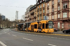 S-Wagen der VGF, Frankfurt am Main, Baseler Strasße, 2. April 2016. Baujahr der S-Wagen 2003 bis 2007. Hersteller: Bombardier Transportation